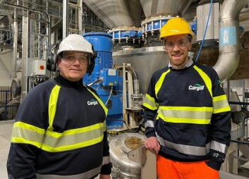 Produktutvikler Thomas Cavrois-Rogacki (t.h) sammen med produksjonsleder Eirik Pedersen på Cargills Halsa-fabrikk i Nordland der Ewos Flow skal produseres i starten. Foto: Cargill