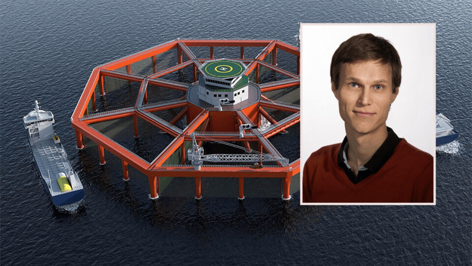 Hans Bjelland, forskningssjef, SINTEF Ocean er hovedforfatter av kronikken. Her sammen med Salmars Smart fish farm.
