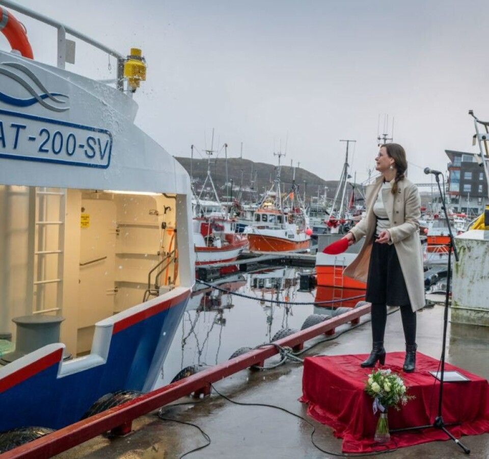 Anna Ceselia Brustad Moe fra NHO Trøndelag fikk æren av å døpe HERMANN JR. med øsekar og champagne. Foto: Steinar Johansen.