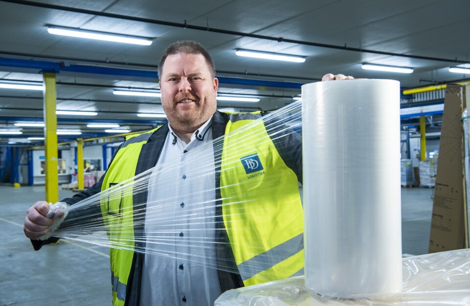 Brødrene Dahl er nede i 3 prosent jomfruelige plast i miljøregnskapet. Her demonstrerer produksjonssjef Thomas Bjerkeseter ved Brødrene Dahl Langhus miljøvennlig strekkplast fra sukkerrør. Foto: Brødrene Dahl