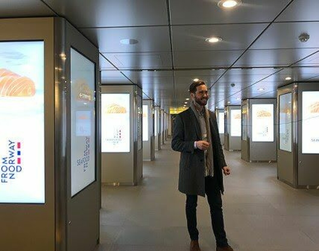 Under laksekampanjen fikk 18 millioner japanere se reklamefilm for norsk laks på metro- og togstasjoner - hver dag. Her sjekker Sjømatrådets fiskeriutsending, Gunvar L. Wie, at filmene ruller og går som de skal. Foto: Norges sjømatråd.