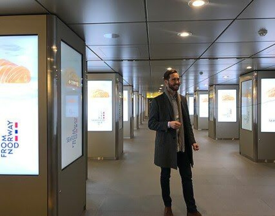 Under laksekampanjen fikk 18 millioner japanere se reklamefilm for norsk laks på metro- og togstasjoner - hver dag. Her sjekker Sjømatrådets fiskeriutsending, Gunvar L. Wie, at filmene ruller og går som de skal. Foto: Norges sjømatråd.