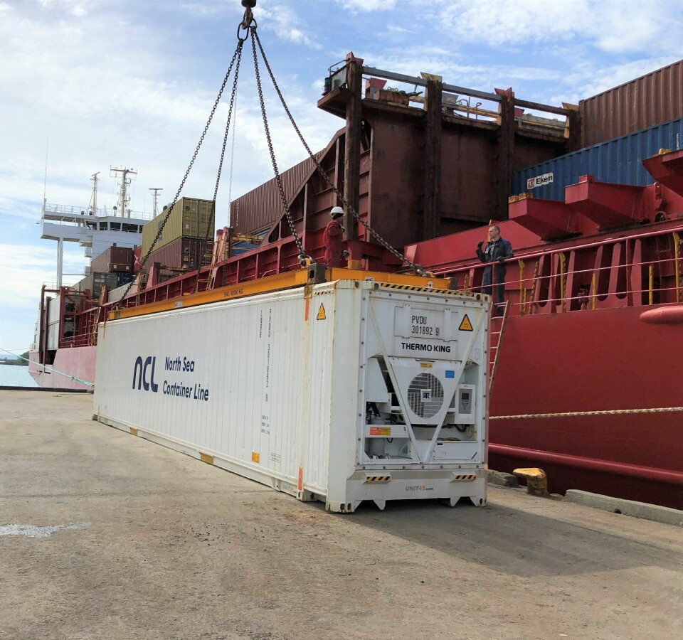 North Sea Container Lines første anløp med fersk laks går med containerskipet Coneste via Hitra kysthavn 3. september. Foto: NCL