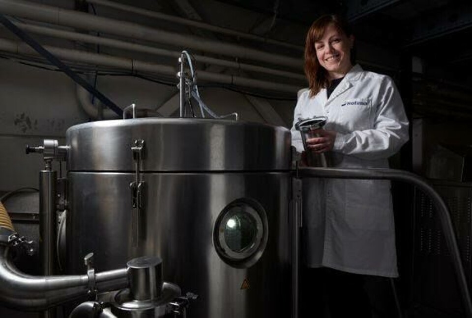 Forsker Birthe Vang lager proteinpulver nesten uten lukt og smak. Foto: Audun Iversen © Nofima