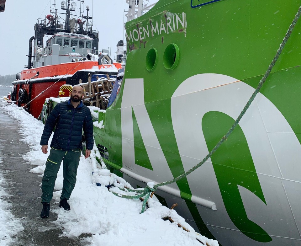 Skipper Svenn Magnus Steffensen ved styrbord side av AQS Tor, som har fått hardest medfart i den ufrivillige sjøsettinga på havet. Foto: AQS
