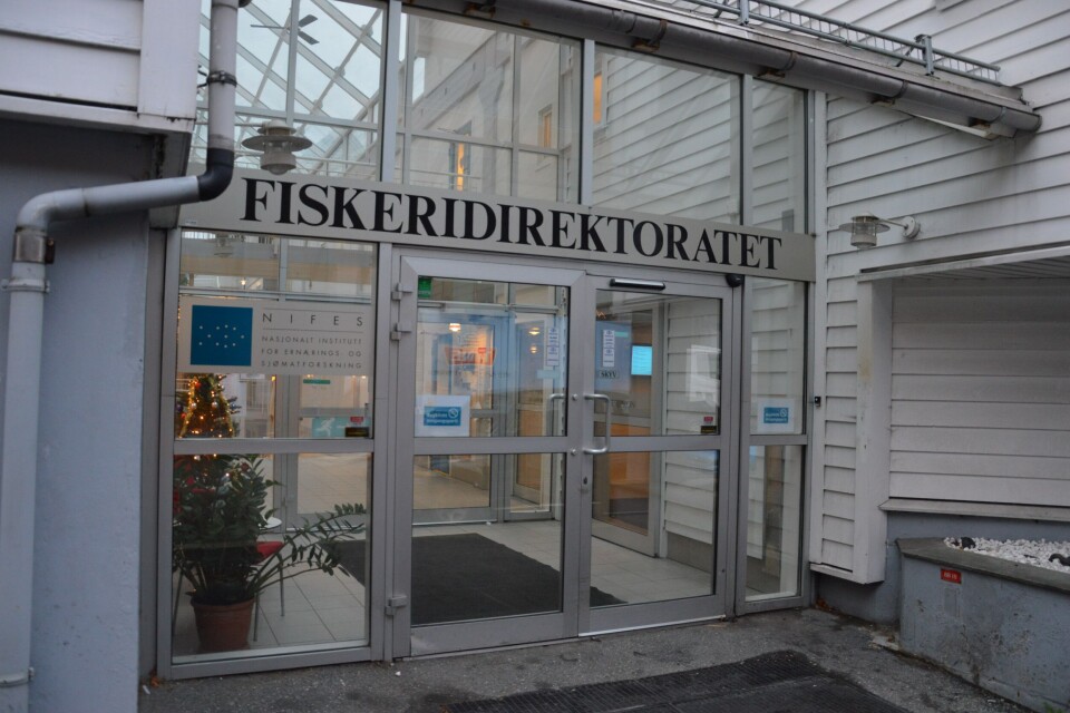 Fiskeridirektoratet har fått meldinger fra oppdrettere om at de har observert flak med alger og at sjøen blir gråfarget. Det er registrert dø fisk ved enkelte lokaliteter, noen hardere rammet enn andre. Foto: Arkiv. Fiskeridirektoratet har fått meldinger fra oppdrettere om at de har observert flak med alger og at sjøen blir gråfarget. Det er registrert dø fisk ved enkelte lokaliteter, noen hardere rammet enn andre. Foto: Arkiv.