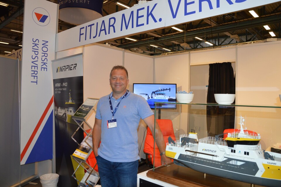 Åsmund Sørfonn i Fitjar Mekaniske Verksted, sier de har økt oppdragsmengden innen oppdrett og havbruk betydelig de siste årene. Foto: Therese Soltveit.