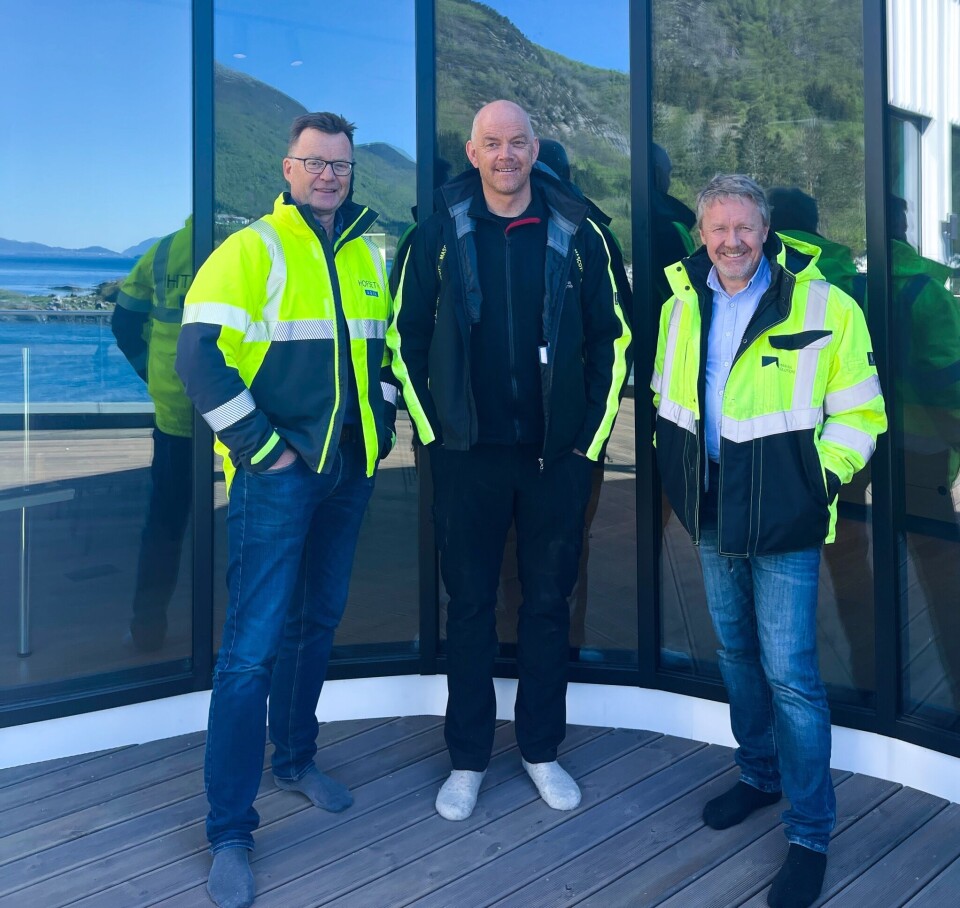 Til venstre, prosjektleder Hofseth International Knut Eilert Røsvik. I midten, prosjektleder Marina Solutions Einar Åmbakk og til høyre daglig leder Marina Solutions Torgeir Iversen.