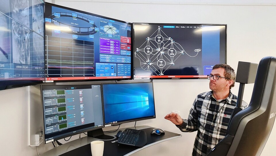 Frode Oppedal fra Havforskningsinstituttet følger nøye med på fiskens oppførsel etter senking i kontrollrommet til Atlantis på flåten. Foto: Tom Lysø/SinkabergHansen.