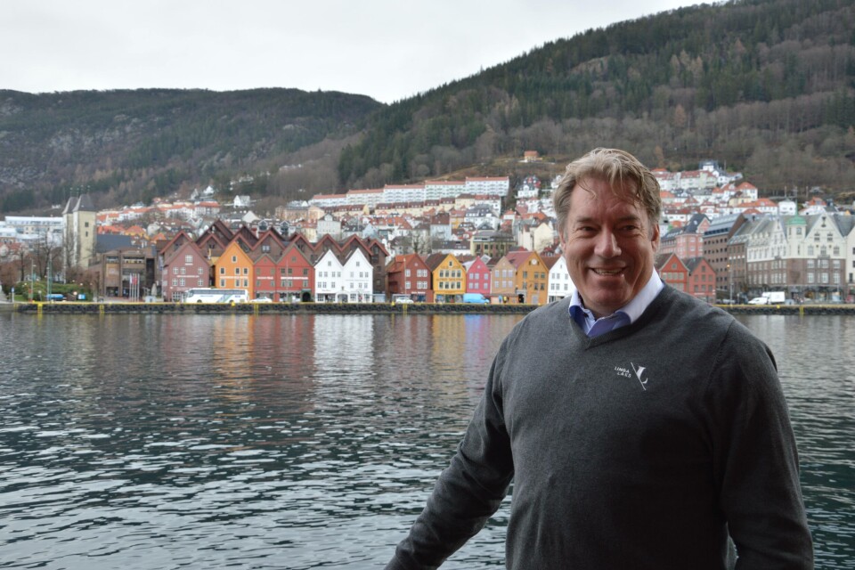 Samfunnkontakt Kjetil Hestad foran Vågen i Bergen. Foto: Therese Soltveit.