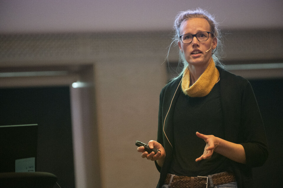 Cecilie Sviland Walde har regnet på hvor mye tilvekst fisken taper som følge av at den utsettes for sulting i forkant av avlusninger, og at den, avhengig av behandlingsform, bruker litt tid på å komme tilbake til samme tilvekstrate som før sultingen. Foto: Pål Mugaas Jensen