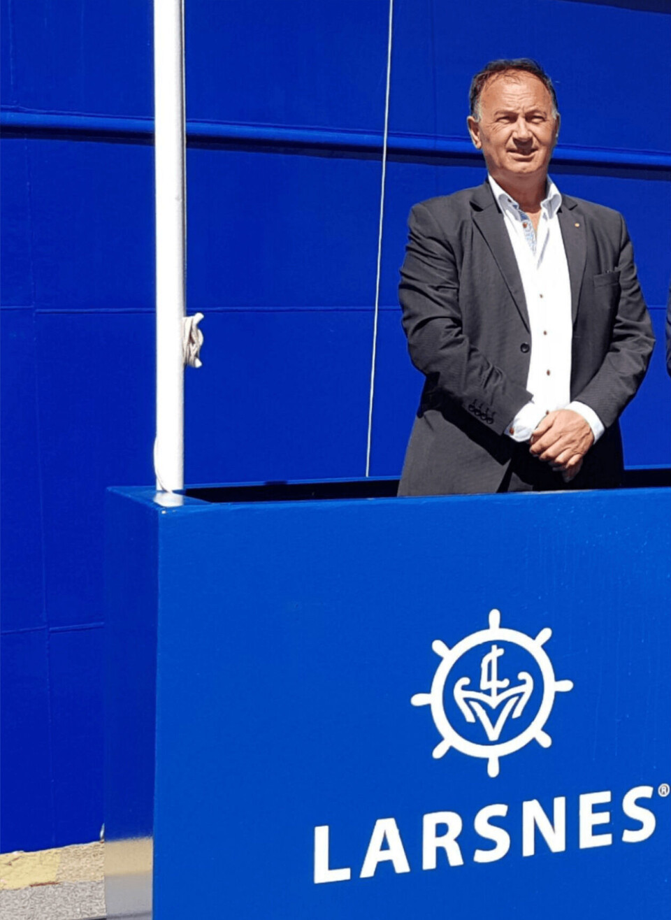 Jarle Gunnarstein fortel at dei tilsette og underleverandørene gjer ein god jobb for å halde full drift ved anlegget. Sjefen sjølv har også vore nøydd til å være kranfører dei siste dagane. Foto: LMV. Jarle Gunnarstein fortel at dei tilsette og underleverandørene gjer ein god jobb for å halde full drift ved anlegget. Sjefen sjølv har også vore nøydd til å være kranfører dei siste dagane. Foto: LMV.