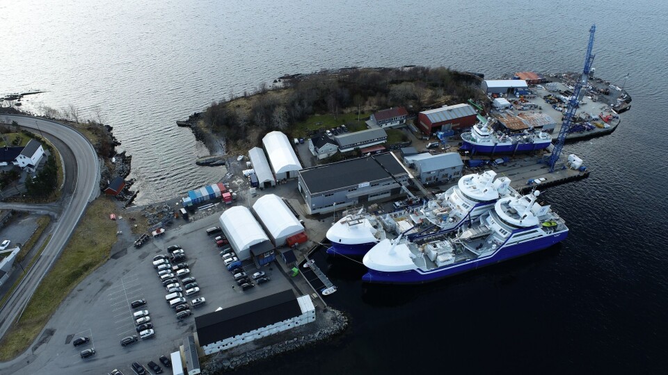 På tross av utfordrande koronatider går drifta på Larsnes Mek. Verksted som normalt, og verftssjefen seier dei har 99 prosent normal drift. Pr dato er det ca 190 personer i arbeid.Bildet viser fartøyet Ro Venture med kai. Foto: Larsnes Mek. Verksted.