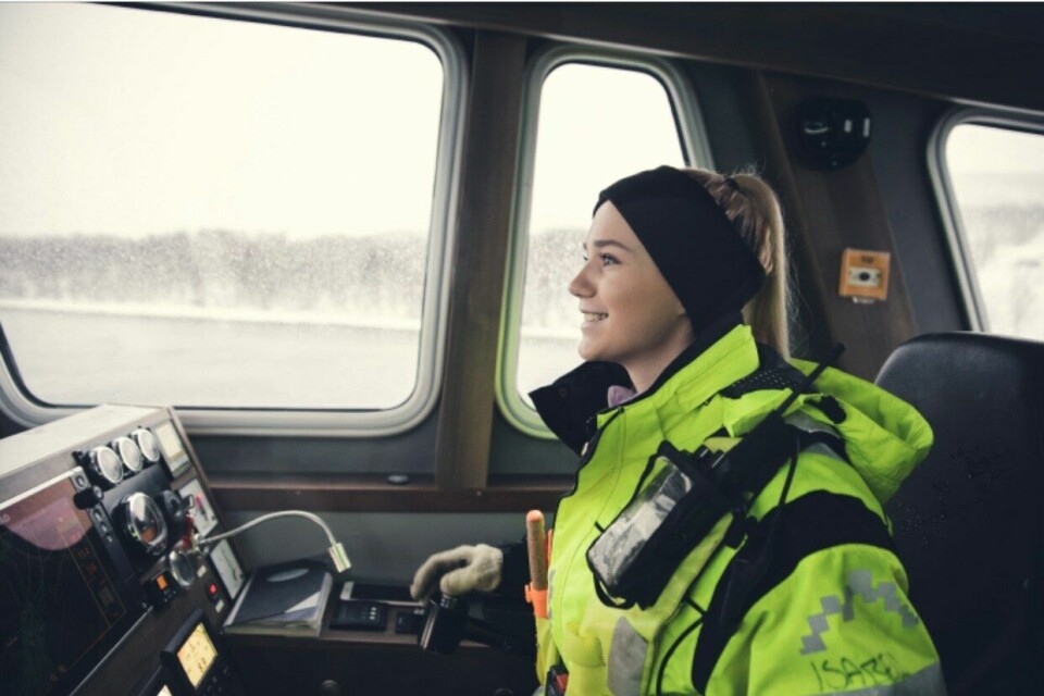 Å være mye på havet og få mulighet til å kjøre båt elsker 22 år gamle Isabell Grønvold, som egentlig utdannet seg innen interiør, men jobber nå sitt tredje år rom røkter/akvatekniker i Salaks. Klikk for større bilde. Foto: Marius Fiskum/Polar Quality.