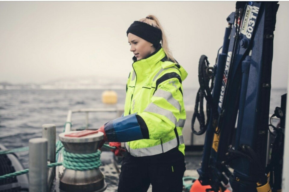 Favoritt gjøremålet til 22 år gamle Isabell er å kjøre båt, og hun håper flere jenter vil søke samme jobb som hun har i havbruksnæringen. Klikk for større bilde. Foto: Marius Fiskum/Polar Quality.