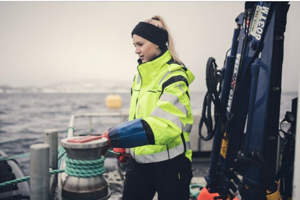 Favoritt gjøremålet til 22 år gamle Isabell er å kjøre båt, og hun håper flere jenter vil søke samme jobb som hun har i havbruksnæringen. Klikk for større bilde. Foto: Marius Fiskum/Polar Quality. Favoritt gjøremålet til 22 år gamle Isabell er å kjøre båt, og hun håper flere jenter vil søke samme jobb som hun har i havbruksnæringen. Klikk for større bilde. Foto: Marius Fiskum/Polar Quality.