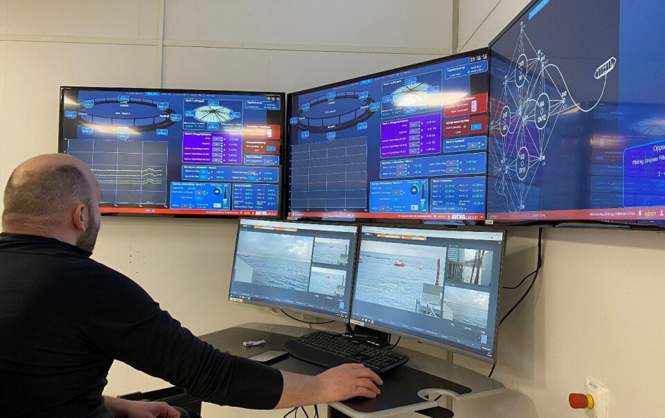 Henning Holm kontrollerer Atlantis fra flåten. Foto: Atlantis Subsea Farming