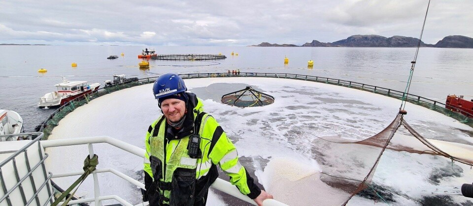 Rolf Skjærvø fra SinkabergHansen leder utsettet av fisk i Atlantis på Otervika. Foto: Atlantis Subsea Farming
