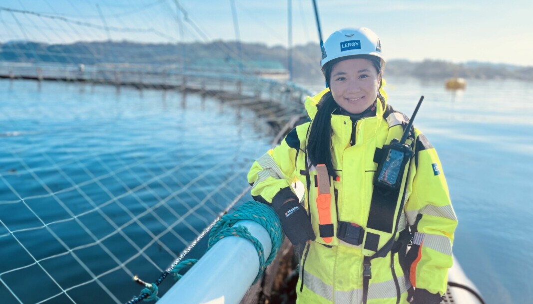 Oda Gjerde (26) trives som røkter på merdkanten, og er en av mange som har sommerjobb i Lerøy Seafood Group denne sommeren.
