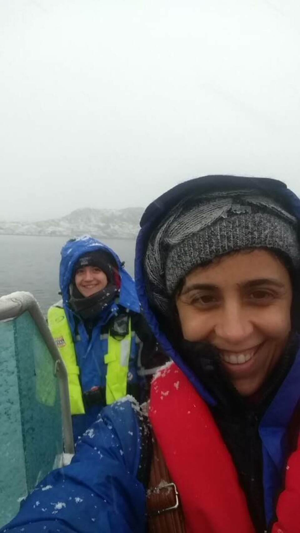 Flavie Gohin og Emek Seyrek i snøvær under testing av prototype. Foto: Fishency Innovation.