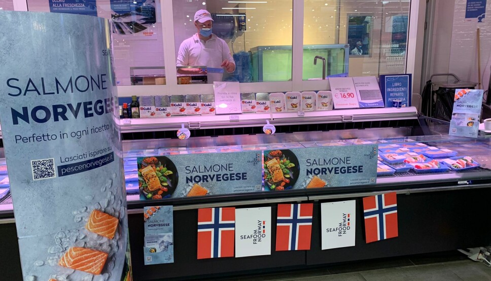 Før gikk det mest i laks til sushi og poke bowl fra spisesteder. Under pandemien har italienerne lært seg å tilberede mer laks hjemme. Det har satt fart på salget.