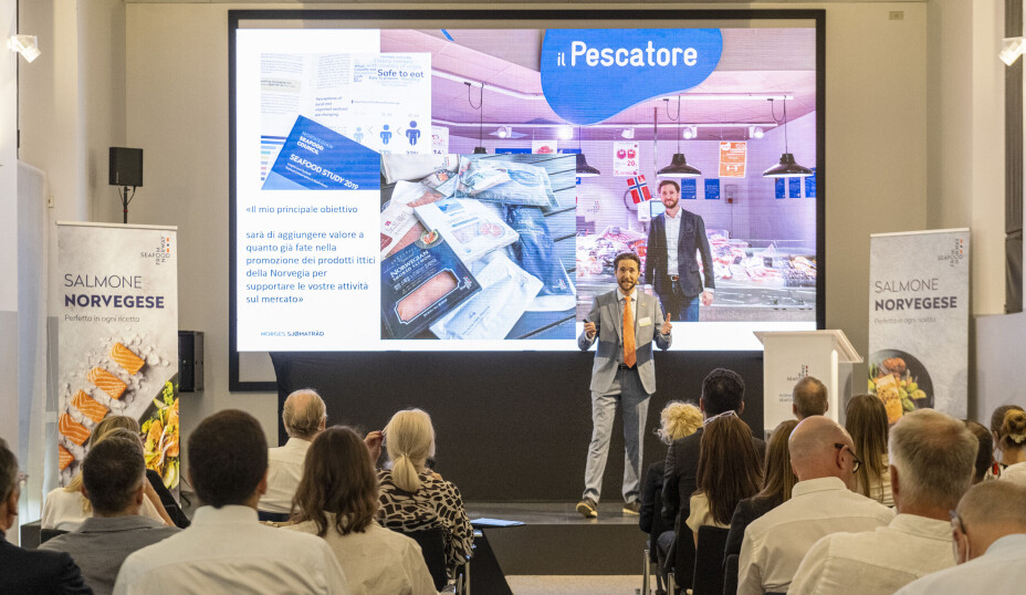 Sjømatutsending Gunvar L. Wie var veldig glad for den store interessen og deltakelsen på lakseseminaret i Milano, både fra norsk og italiensk side. Her holder han foredrag om det norske laksemarkedet i Italia