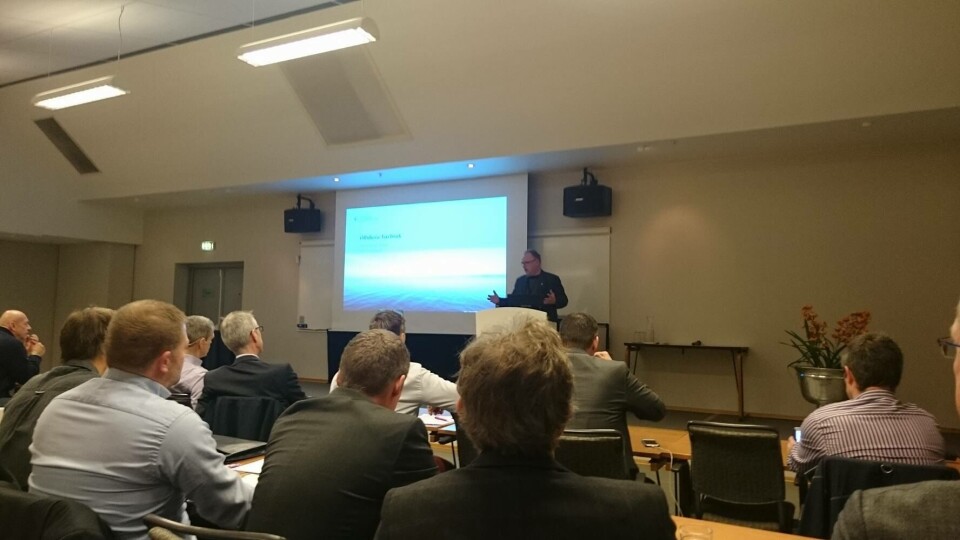Per Sandberg holdt åpningsinlegget under Norsk Offshore Havbruksdag, til en fullsatt sal på Felix konferansesenter. Foto: Therese Soltveit. Per Sandberg holdt åpningsinlegget under Norsk Offshore Havbruksdag, til en fullsatt sal på Felix konferansesenter. Foto: Therese Soltveit.