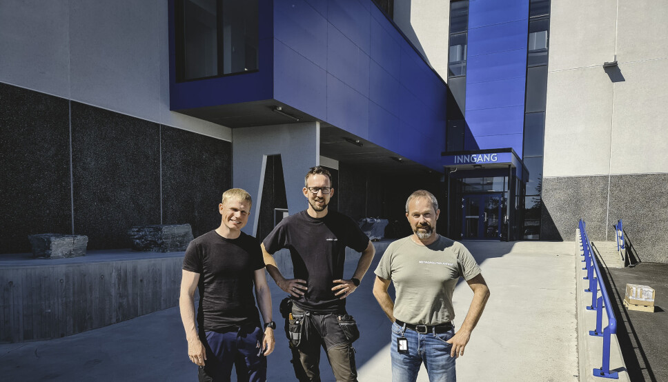 Sammen med Rørvik Kulde har PTG blant annet levert et komplett energianlegg som sørger for bærekraftig kjøling og varme til den nye laksefabrikken til SinkabergHansen på Marøya. Her er Halle Løvmo, teknisk sjef ved Laksefabrikken (til venstre), Amund Tausvik Johansen, tekniker og påtroppende daglig leder i Rørvik Kulde, og konsernleder fabrikk Eskil Laukvik i SinkabergHansen utenfor Laksefabrikken.