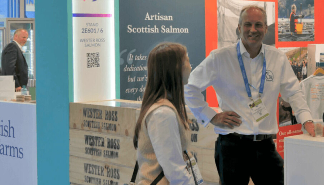 Gilpin Bradley, administrerende direktør i Wester Ross til høyre under Seafood Expo Global i Barcelona tidligere denne måneden.
