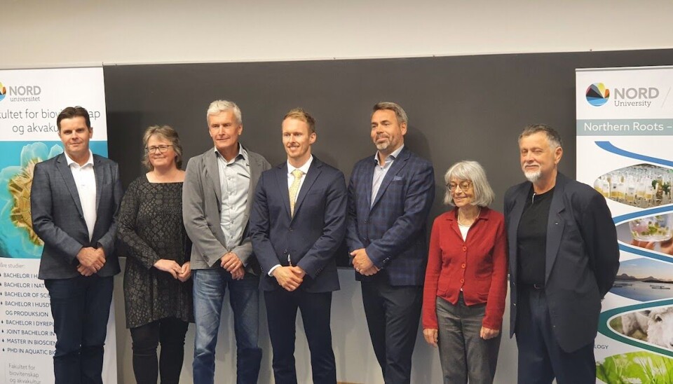 Fredrik Ribsskog Staven (i midten), som er fagleder i FoU-avdelingen i Aqua Kompetanse, fikk nylig en doktorgrad i akvatisk biovitenskap. Doktorgradsarbeidet hans så på hvordan rognkjeks responderer med atlantisk laks.