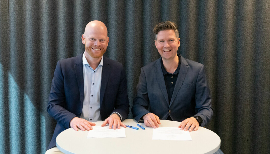 Signering av kontrakt, her med Frode Walstad og Øyvind Bakke.