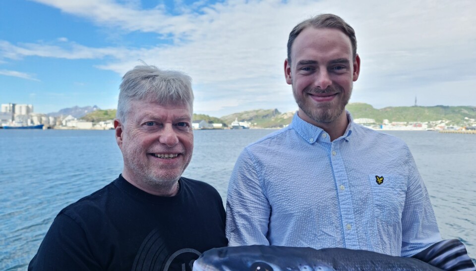F.v. Jan Robert Røli-Gjervik og Richard Dundas ved kaifronten. Foto Salten Aqua.