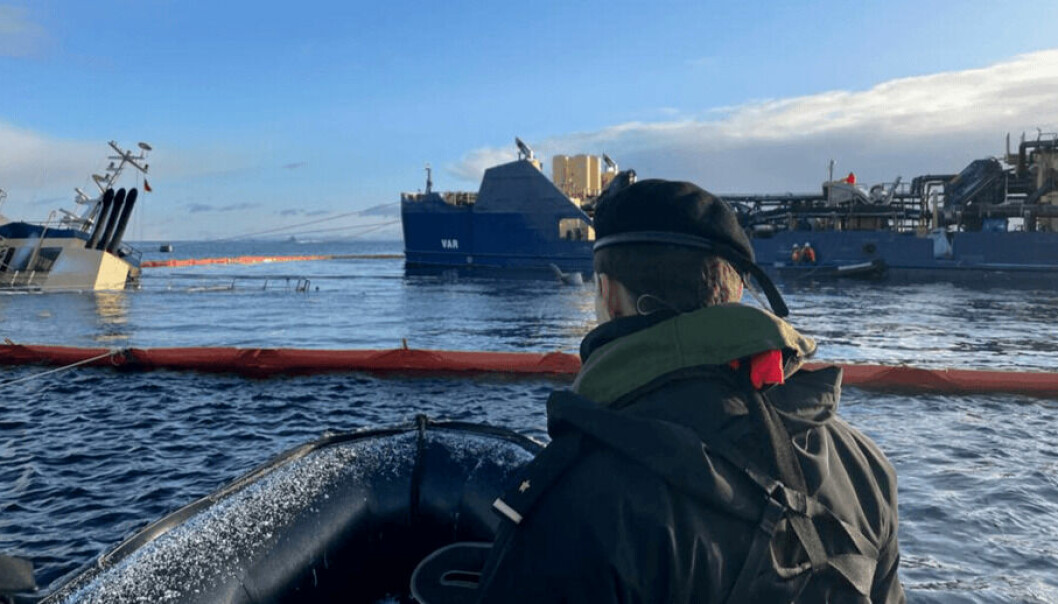 En sjøoffiser følger med på at det utføres bergingsarbeid på den delvis forliste brønnbåten «Heimdall». Foto: Den chilenske marinen.