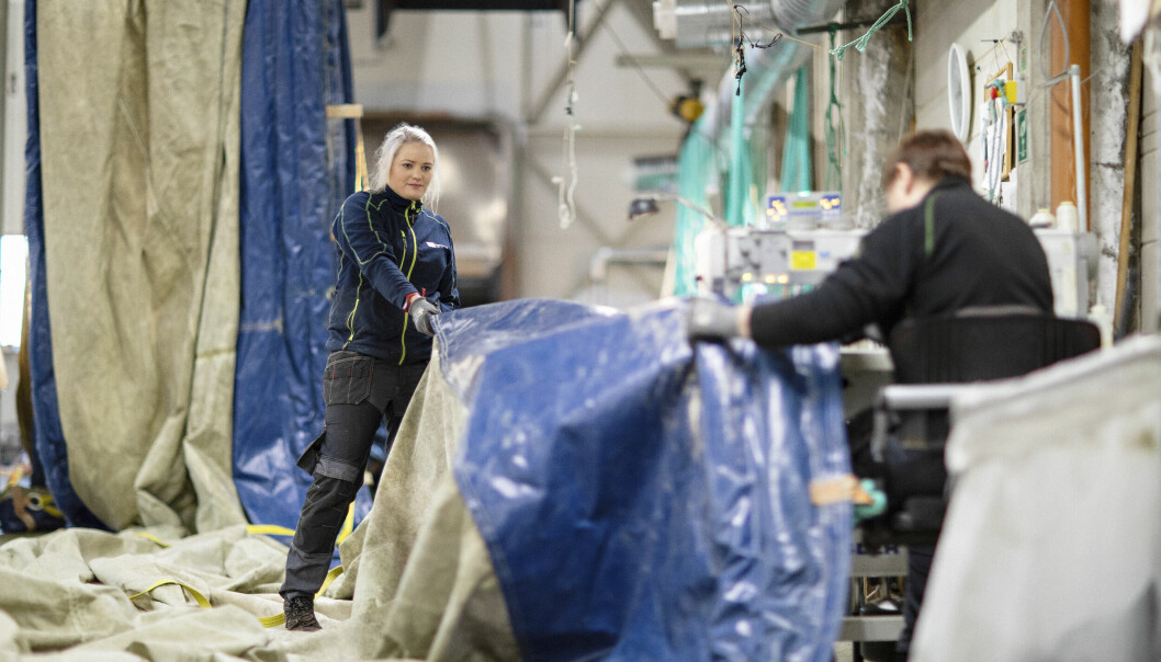 Her jobber to medarbeidere hos Egersund Net med produksjon av luseskjørt.