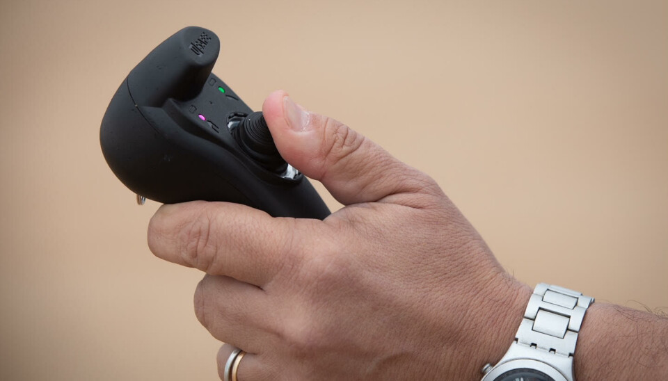 JOYSTICK: Livbøyen betjenes fra land eller skip med joystick.