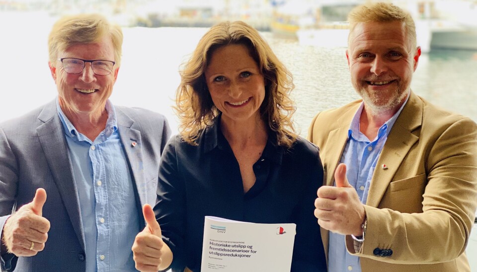 Styreleder Oskar Grimstad og adm. dir. Tor Arne Borge i Kystrederiene overrekker rapporten om klimastudier til Maria Varteressian, politisk rådgiver for Klima- og miljøvernminister Espen Barth Eide (Ap). Styreleder Oskar Grimstad og adm. dir. Tor Arne Borge i Kystrederiene overrekker rapporten om klimastudier til Maria Varteressian, politisk rådgiver for Klima- og miljøvernminister Espen Barth Eide (Ap).