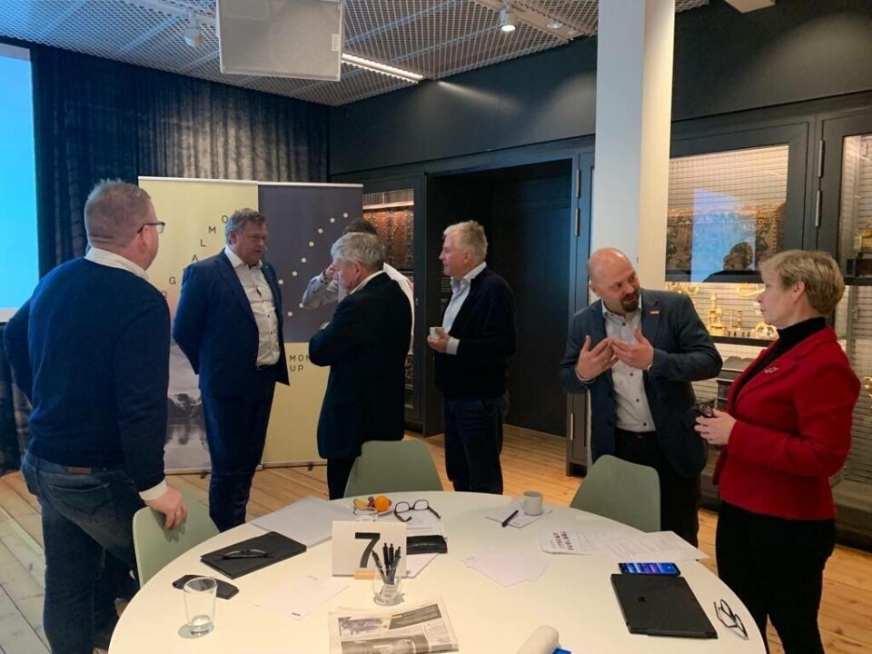 Fiskeri- og sjømatminister Harald Nesvik under Salmon Group sin høstkonferanse. Her med blant annet Edvard Melingen i Austevoll Melaks (nummer fem fra venstre). Foto: Salmon Group