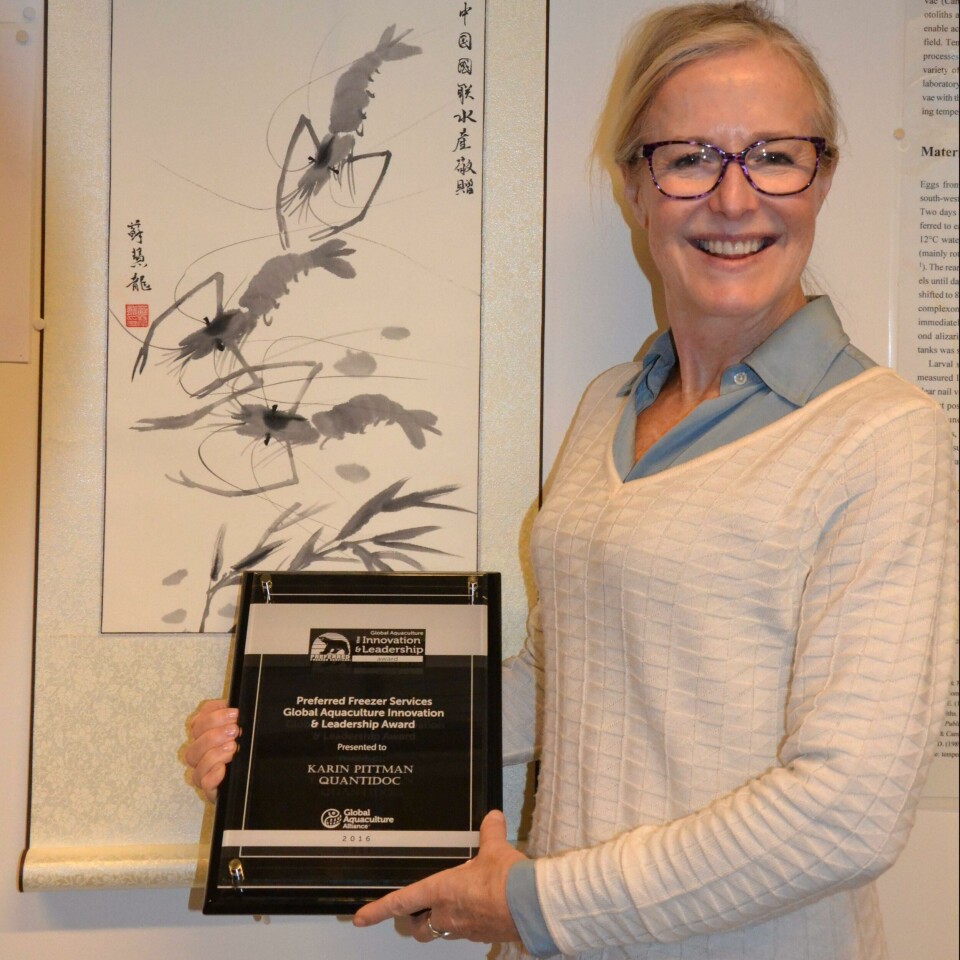 Professor Karin Pittman viser stolt frem innovasjonsprisen hun mottok i Kina. Foto: Magnus Petersen.