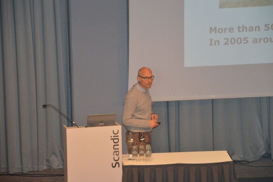 BERGEN: Niels Henrik Henriksen holdt under seminaret «Fiskehelse for oppdrettsfisk» i Bergen, i regi av Nordisk ministerråd og Mattilsynet, i forrige uke ett foredrag om dansk ørretproduksjon, der de i 2005 startet med RAS-teknologi. Foto: Therese Soltveit. BERGEN: Niels Henrik Henriksen holdt under seminaret «Fiskehelse for oppdrettsfisk» i Bergen, i regi av Nordisk ministerråd og Mattilsynet, i forrige uke ett foredrag om dansk ørretproduksjon, der de i 2005 startet med RAS-teknologi. Foto: Therese Soltveit.