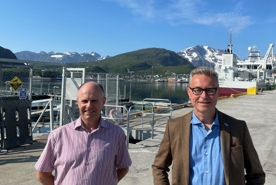 Fiskeri- og sjømatminister Odd Emil Ingebrigtsen lanserte regjeringen havbruksstrategi på Skjervøy i Nord-Troms. Stortingsrepresentant Steinar Reiten (KrF) til venstre. Foto: NFD