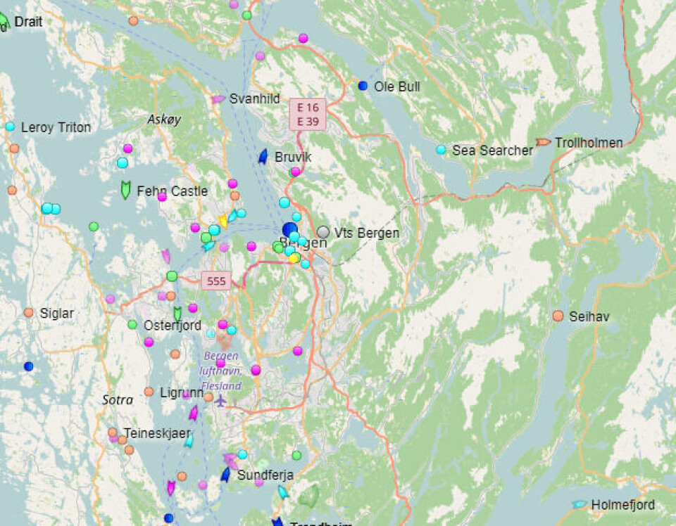 AIS-båtenes bevegelser kan følges live. Ulik farge spesifiserer hvilke typer båter det er på kartet. AIS-båtenes bevegelser kan følges live. Ulik farge spesifiserer hvilke typer båter det er på kartet.