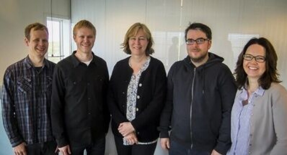 Fra høyre: Sondre Veberg Larsen (rådgiver miljø), Vegard Aambø Langvatn (fagansvarlig rådgiver miljø), Liv Birte Rønneberg (daglig leder), Svein Olav Humberset (rådgiver miljø), Inger Mundheim (kvalitetsleder miljø). Foto: Fiske-Liv