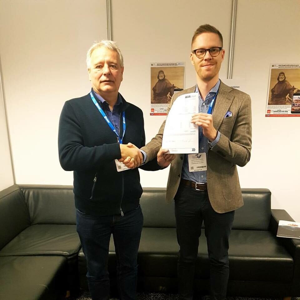 Under den islandske fiskeutstillingen inngikk Akva Group en kontrakt med Laxar for leveering av båten Polarcirkel 580 Sport! På bildet ser man Gunnar Gunnarson fra Laxar og Benedikt Ernir Stefansson som gjør signeringen offisiell med et håndtrykk. Foto: AKVA Group.