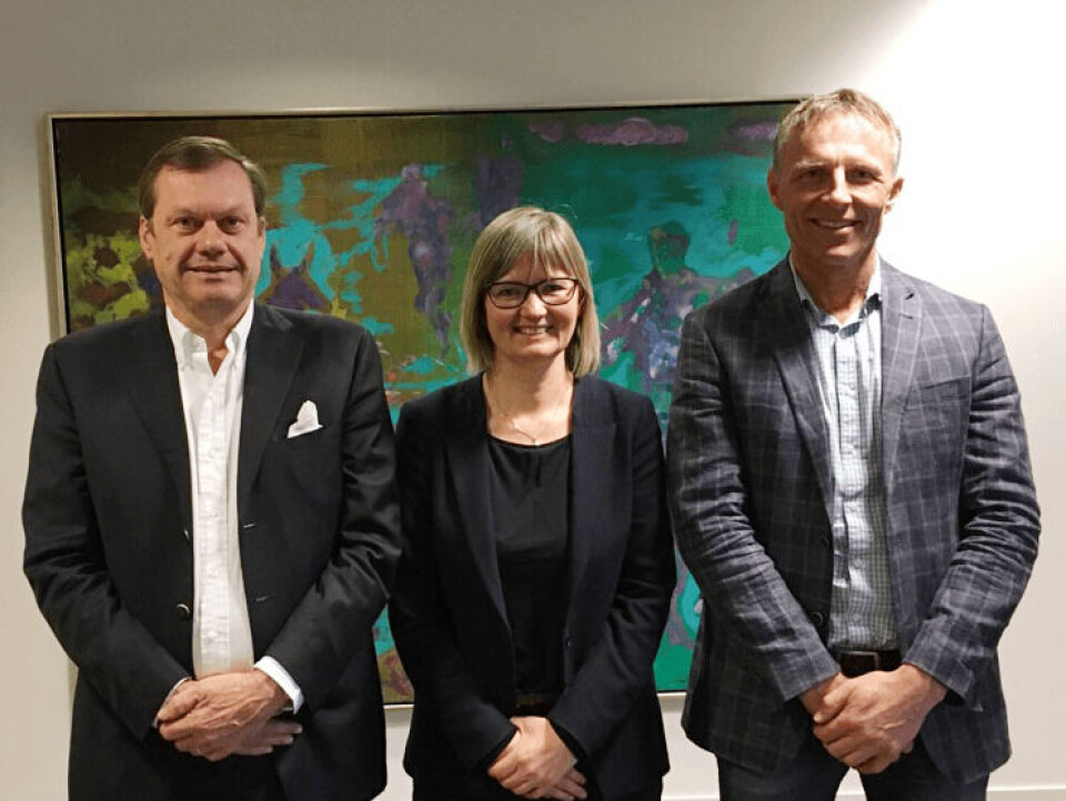 Avtalen om kjøp av Profunda ble inngått mellom de involverte partene (fra venstre); styreformann i Profunda, Michel Andvord, administrerende direktør i AquaGen, Nina Santi og daglig leder i Profunda, Helge Ressem. Foto: Aquagen.