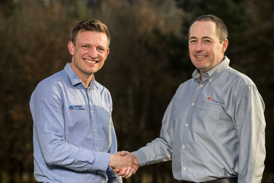 Fiskehelsesjef Ralph Bickerdike i Scottish Sea Farms og daglig leder i Aquagen Scotland Andrew Reeve er fornøyd med avtalen som de mener vil sikre en laks som er mer tilpasset skotske forhold. Foto: Craig Stephen/Aquagen.