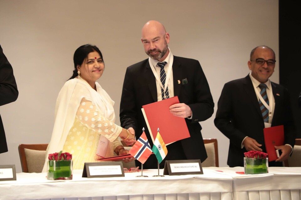Chhaya Jadhav fra Samudrarajna og Børge Søraas fra AquaOptima signerer en Memorandum of Understanding (MoU) under statsminister Erna Solbergs besøk til India i januar 2019. Foto: Innovasjon Norge.