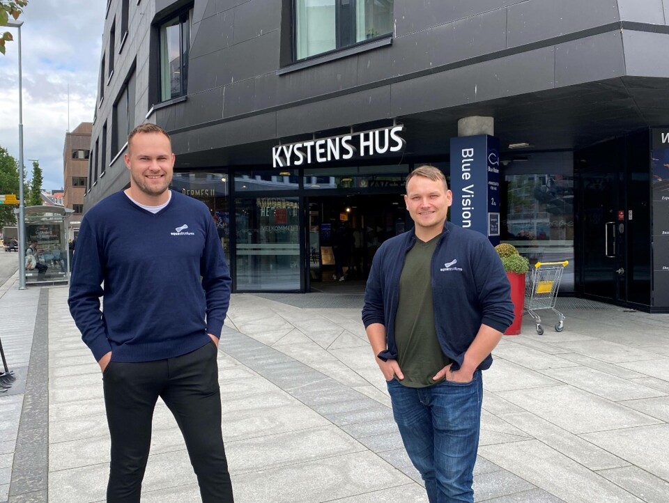 Sturla Fossen Jakobsen t.v. vil bistå Magnus Nygaard på oppdrag i Nord-Norge. Her avbildet foran Kystens hus i Tromsø. Foto: Aquastructures