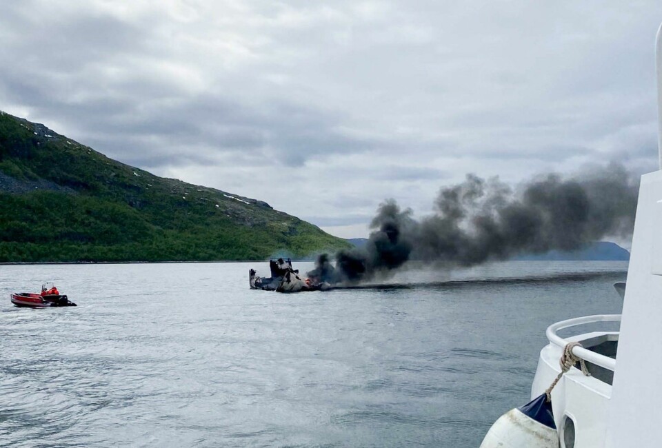 Cermaqs arbeidsbåt «Astrid» sank etter at fartøyet tok til å brenne tirsdag morgen. Foto: RS «Vekteren» Cermaqs arbeidsbåt «Astrid» sank etter at fartøyet tok til å brenne tirsdag morgen. Foto: RS «Vekteren»