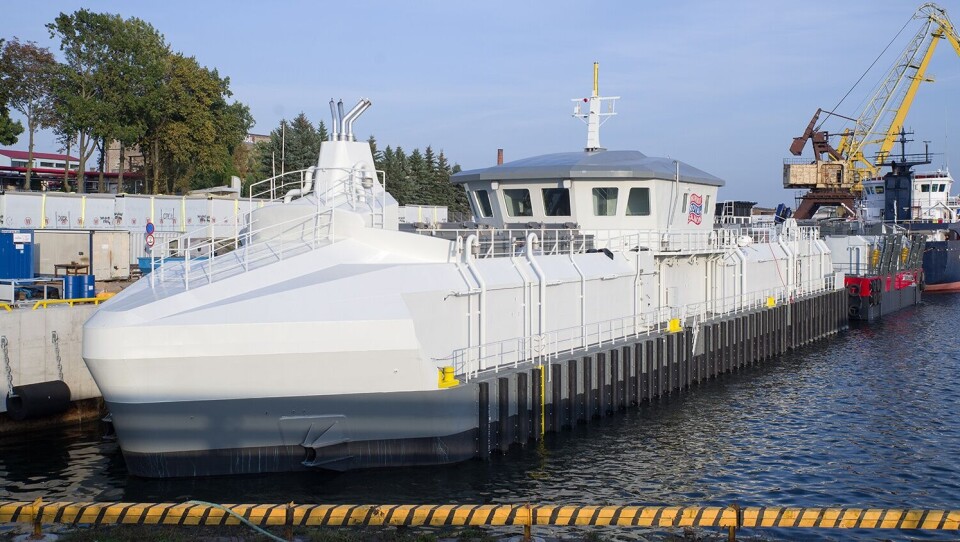 Fôrflåten fra AKVA group ruver i størrelse med sin lengde på 64,8 meter. En standard fôrflåte AC450C fra AKVA group i bakkant (rød) viser størrelsesforholdet. Foto: BLRT Grupp. Fôrflåten fra AKVA group ruver i størrelse med sin lengde på 64,8 meter. En standard fôrflåte AC450C fra AKVA group i bakkant (rød) viser størrelsesforholdet. Foto: BLRT Grupp.