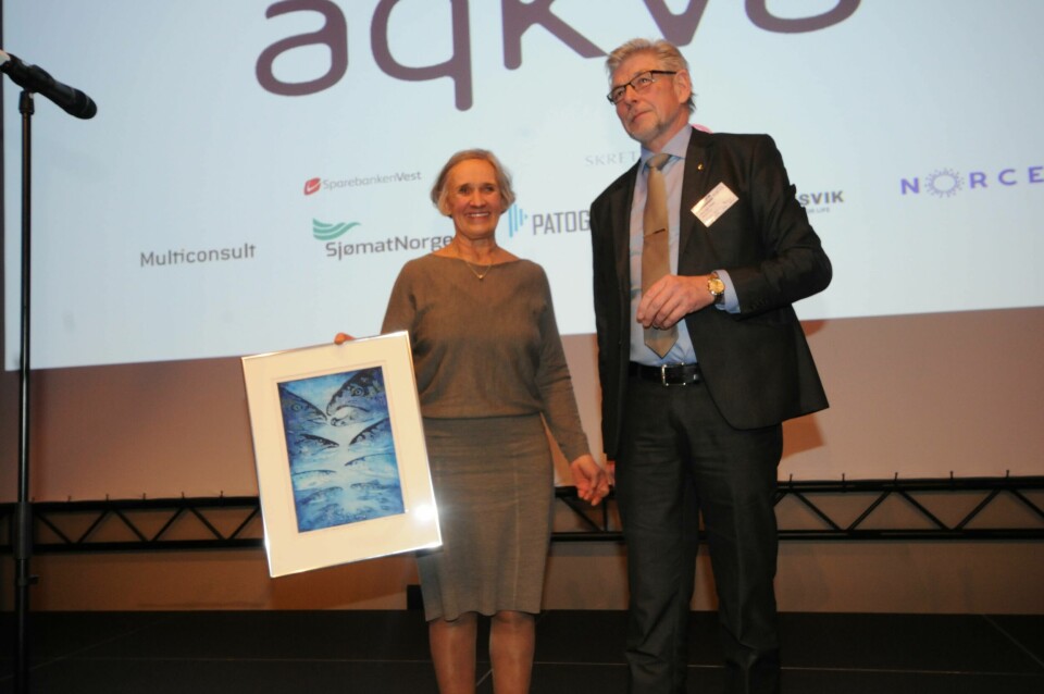 Hans Inge Algrøy fra Sjømat Norge delte som vanleg ut aqKva-prisen på vegne av juryen, og denne gong gjekk heidersprisen til Åsta Haugarvoll i Lingalaks. Foto: Pål Mugaas Jensen/Kyst.no.